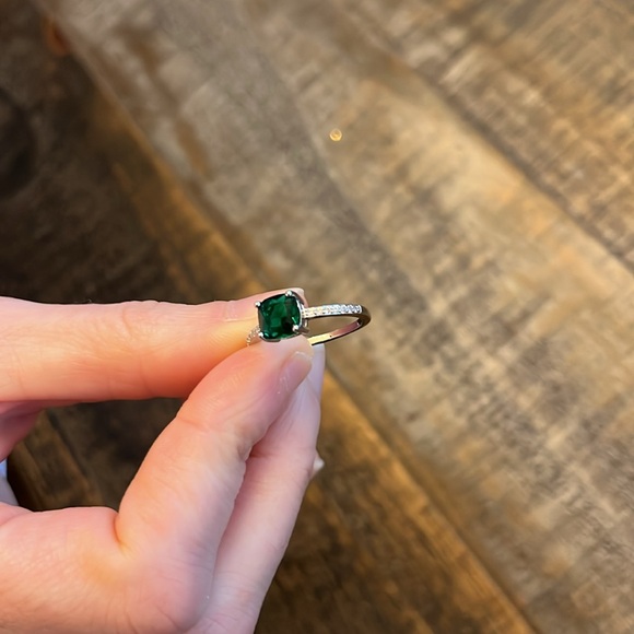 Green Gemstone .925 Silver Filled Ring - Picture 4 of 8